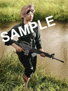 GUERRA DE VIETNAM MUJER VIETCONG LLEVANDO M16 TOMADA EN 1972 8" X 10" FOTO A COLOR - Imagen 1 de 2