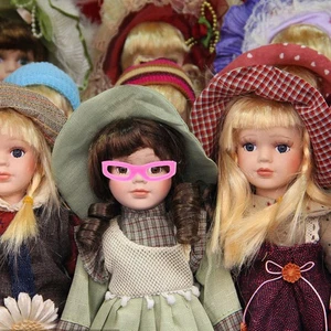 50 Stück Puppen Mini Brille Doll Mini Sonnenbrille für Mini Puppenbrille - Bild 1 von 11