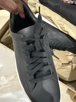 Tênis Burberry Feminino de Couro Preto Tamanho 7 – Detalhe em Xadrez Clássico, Usado - Imagem 1 de 4