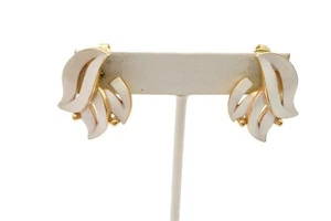 Pendientes de Clip Trifari Corona Vintage Tono Dorado Hoja Esmalte Blanco - Imagen 1 de 8