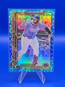 2025 Topps Holiday Baseball Blue Metallic Holiday Lights Salvador Perez #H116 - Picture 1 of 2