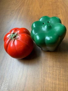 Vintage Salz und Pfefferstreuer grüner Pfeffer rote Tomate mit Original Stopfen - Bild 1 von 3