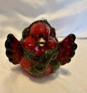 Kleiner roter Kardinal mit Ohrenschützer Keramik Weihnachtsschmuck - Bild 1 von 7