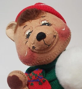 Annalee 1987 Oso con bola de nieve y sombrero rojo bufanda cara pintada a mano 10 pulgadas  - Imagen 1 de 11