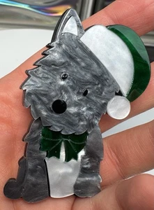 Retro Acryl Brosche Pin Anstecknadel Weihnachtlich Hund Mütze Schnauzer 6,5 cm - Bild 1 von 4