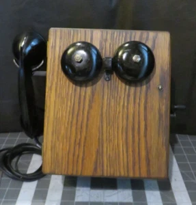 Antigua caja generadora de manivela telefónica de 5 barras con anillos de unidad de auricular cuando se enciende - Imagen 1 de 11