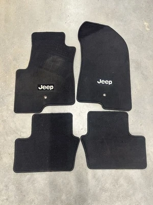 Tapetes de assoalho preto Jeep Compass Patriot 2007-2016 conjunto completo usado fabricante de equipamento original - Imagem 1 de 4