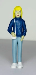 Casa de Muñecas Miniatura CHICA HERMANA RUBIA en Azul 3.75" Alto Plástico Figura Muñeca - Imagen 1 de 2