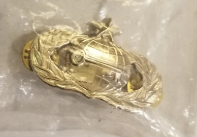 Pin de solapa pequeño globo tono dorado  Foto 1 de 2