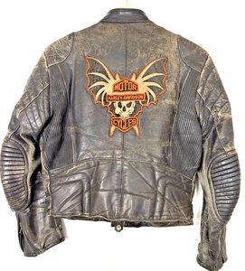 Chaqueta de motociclista vintage Bermans de cuero negro desteñido con parche Harley Batwing - 38 - Imagen 1 de 13