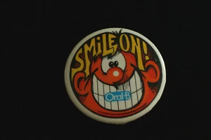 Vintage Smile On! Oral-B Advertising Pin Back Button - Picture 1 of 2