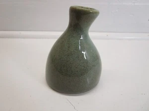 Jarrón Bud verde esmalte moteado arrojado a mano cerámica curva lateral 4 1/4" de alto - Imagen 1 de 4