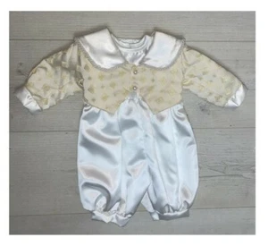 NEU BABY JUNGEN TAUFE STRAMPLER, FRACK UND MÜTZE SET ELFENBEIN SATIN VON TARA LEE - Bild 1 von 3