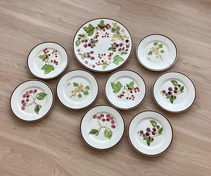 CRATE & BARREL Holly Berry & Fruit Dessert Set: Kuchenteller & 8 Dessertteller - Bild 1 von 3