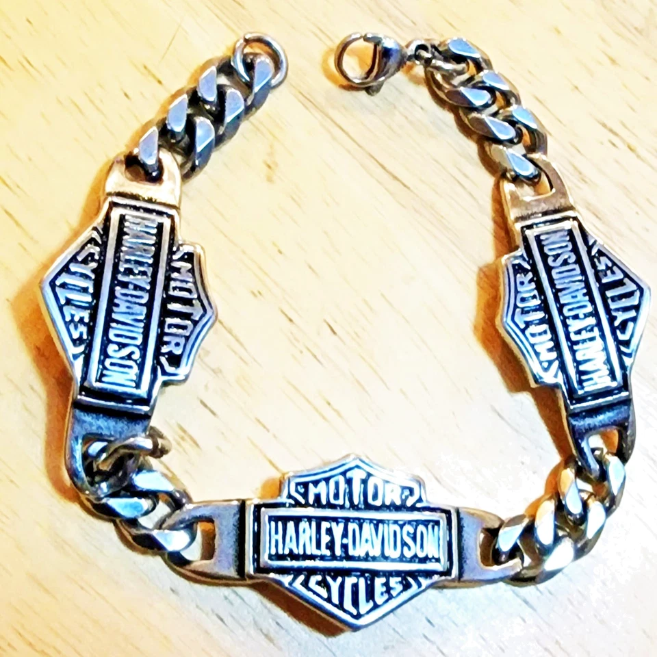 Pulsera de cadena de acero inoxidable con detalles de logotipo de 3 barras y escudo Foto 1 de 1