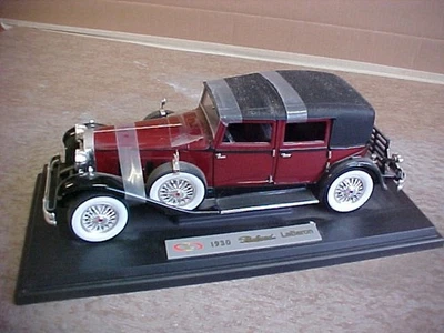 Road Signature 1/18 Diecast 1930 Packard LeBaron - Maroon - Image 1 of 4