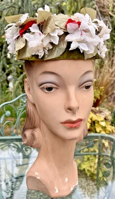 SOMBRERO PASTILLERO VINTAGE AÑOS 50 CHRISTINE ORIGINAL BLANCO FLORAL CON CINTA DE TERCIOPELO ROJO Foto 1 de 4