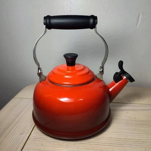 Le Creuset Whistling Tea Kettle Flame Orange Ombre Tea Pot 1.7 Qt 1.6 L Enameled - Picture 1 of 16