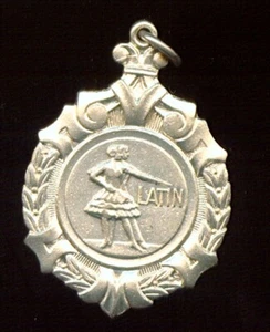 "MEDALLÓN DE DANZA LATINOAMERICANA AÑOS 1970 (S272) ""LOVE TO DANCE" - Imagen 1 de 2