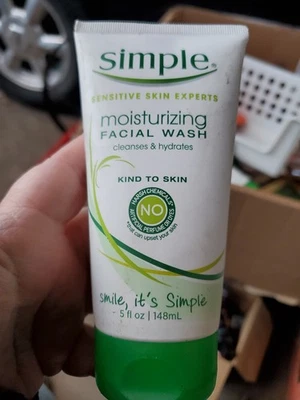 Limpador Facial Hidratante Simple Kind to Skin - Fl Oz 5 - Imagem 1 de 3