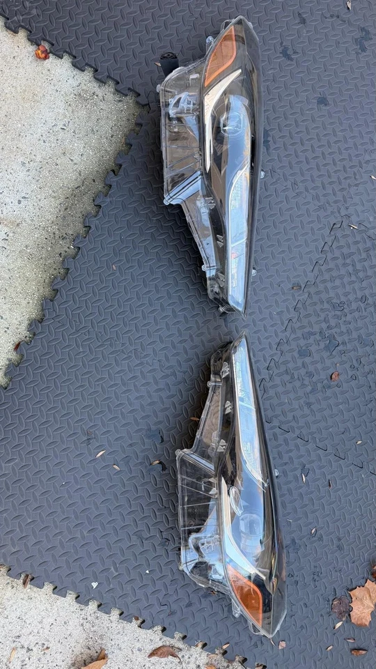 Faro derecho izquierdo pasajero Toyota Corolla Cross 2022 2023 2024 OEM  Foto 1 de 4