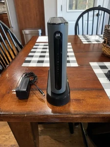 Motorola 24x8 cable modem plus AC1900 WiFi router With Voice Model MT7711  - Picture 1 of 5