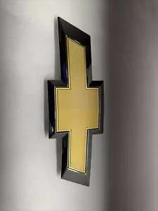 2016-2019 CHEVROLET SILVERADO FRONT GOLD BOW TIE EMBLEM OEM 23236301 - Picture 1 of 8