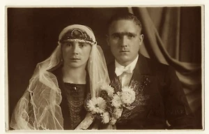 PRECIOSO RETRATO DE BODA DE UNA PAREJA ALEMANA - Imagen 1 de 2