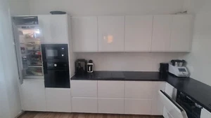 Gebrauchte einbauküche mit Elektrogeräten, Spülmaschine und Kühlschrank - Bild 1 von 6