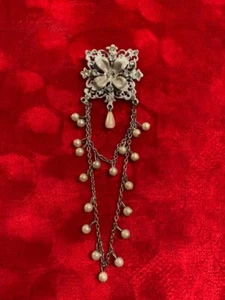 Elegante broche enchufe con piedras brillantes y perlas  - Imagen 1 de 6