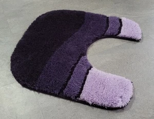 Siesta Aubergine Lila WC-Vorleger mit Ausschnitt 55x55cm/ 20mm Florhöhe. - Bild 1 von 5