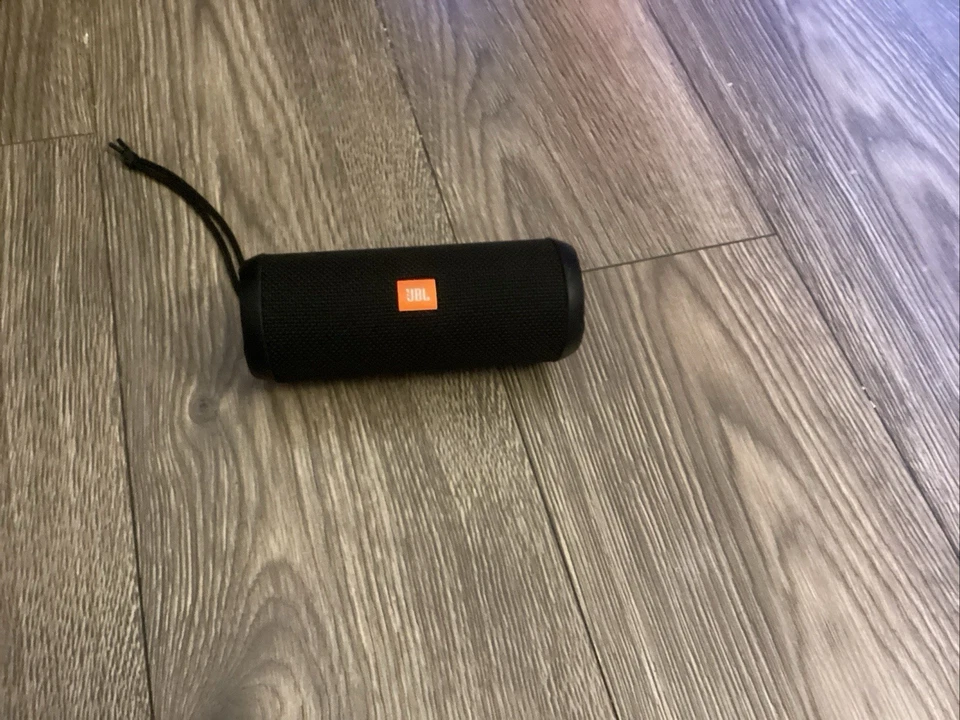 its a jbl flip 3 its a mini speaker it sound good and it easy to conect on blue — 第 1/1 张图片
