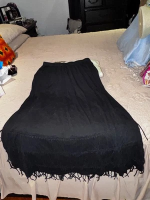 Maxi falda larga negra con flecos talla pequeña SOFT AROUND Foto 1 de 4