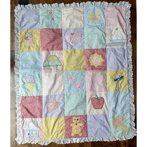 Trapunta coperta bambino vintage fatta a mano con bordo occhiellato circa 43" x 52" - Foto 1 di 11
