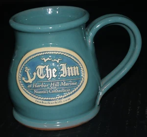 Taza Deneen Pottery Inn at Harbor Hill Marina Niantic Connecticut verde y beige - Imagen 1 de 4