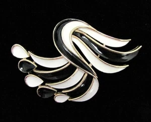 Vintage Trifari Brooch in Black and White Enamel on Gold - Picture 1 of 4