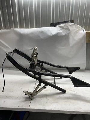 02-03 JUEGO DE CLAVIJAS DE PASAJERO TRASERO SUBCHASIS TRASERO HONDA CBR954RR Foto 1 de 4