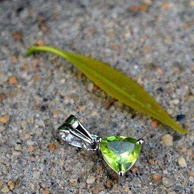 天然 Peridot 万亿切割宝石 925 纯银女式手工吊坠 — 第 1/4 张图片