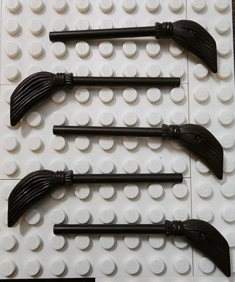 LEGO Minifigura Marrón Oscuro, Escoba Utensilio. CANTIDAD 5. Nº de pieza 4332. Foto 1 de 2