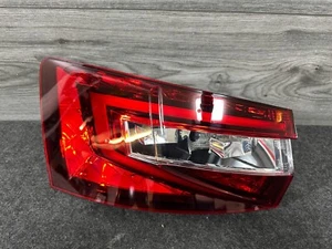 Fanale posteriore sinistro esterno originale 3V9945207 Skoda Superb 3V RS Combi fanale posteriore - Foto 1 di 5