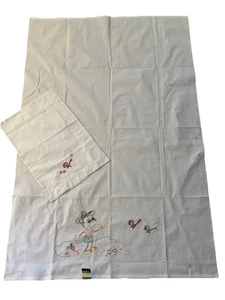 Juego de cuna de bebé de colección sábana plana y funda de almohada bordada Mickey Mouse? Bird años 60’s - Imagen 1 de 16