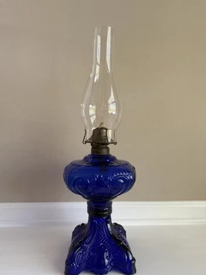 Винтажная масляная лампа из кобальтового синего стекла Princess Feather с большим пьедесталом 21 дюйм - Изображение 1 из 4