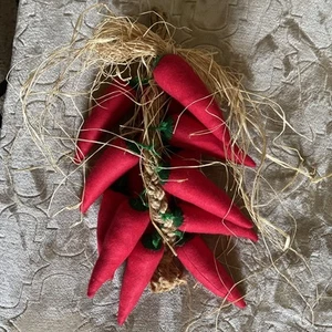 Chiles de tela hechos a mano vintage en cuerda de arpillera original de granja - Imagen 1 de 7