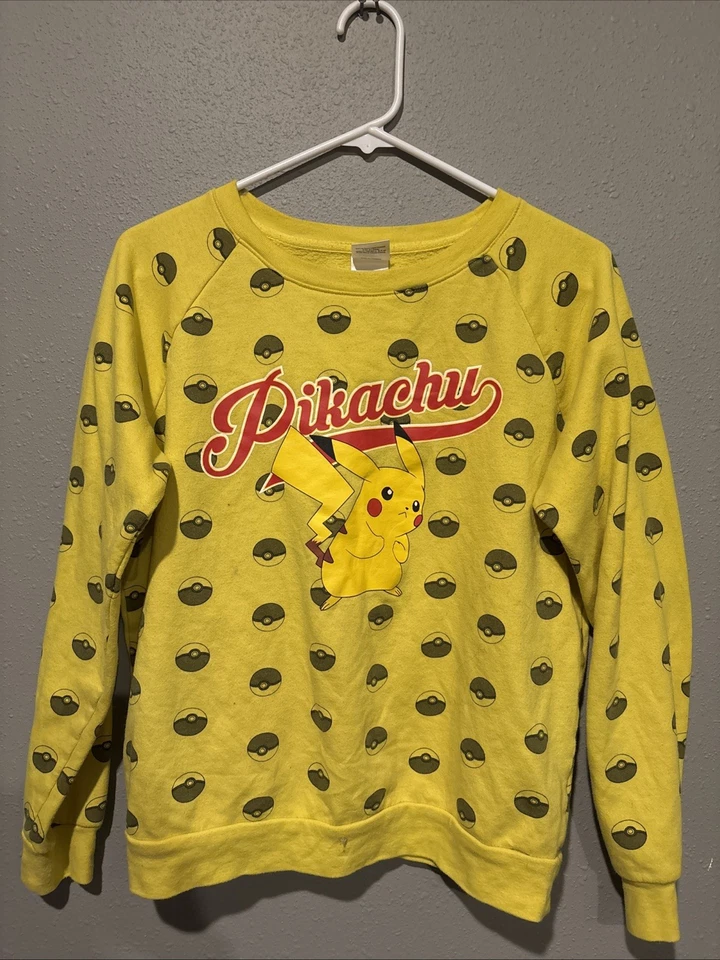 Sudadera Suéter Pikachu Pokémon Talla M Todo Poké Ball Patrón Amarillo Foto 1 de 4