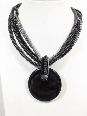 海滩沿海黑色灰色串珠圆形圆盘吊坠多股项链 18 英寸 — 第 1/4 张图片