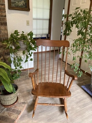 Mecedora vintage de madera maciza de arce para adultos mediados de siglo excelente estado Foto 1 de 2