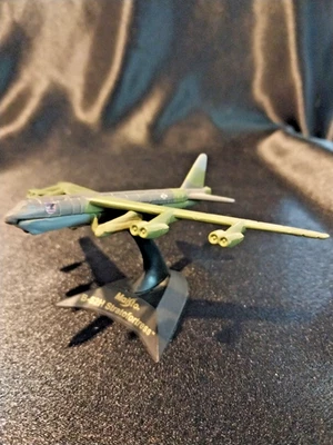 Boeing B-52H Stratofortress Bomber Diecast con soporte Maisto escala 1/500 EE. UU. Foto 1 de 4