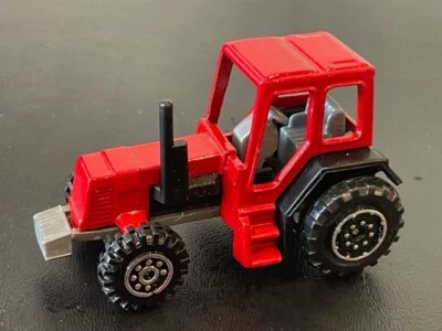 Welly 9131 Red Farm Tractor, Gray Interior, 1/64 - Image 1 of 2
