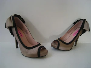 BETSY JOHNSON CASEYY TAUPE SATIN BACK BOW PEP TOE PUMP WOMEN SIZE US 6M GORGEOUS - Picture 1 of 9