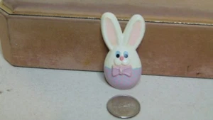 PIN BROCHE VINTAGE 1981 HALLMARK INC HUEVO DE PASCUA CONEJITO - Imagen 1 de 5